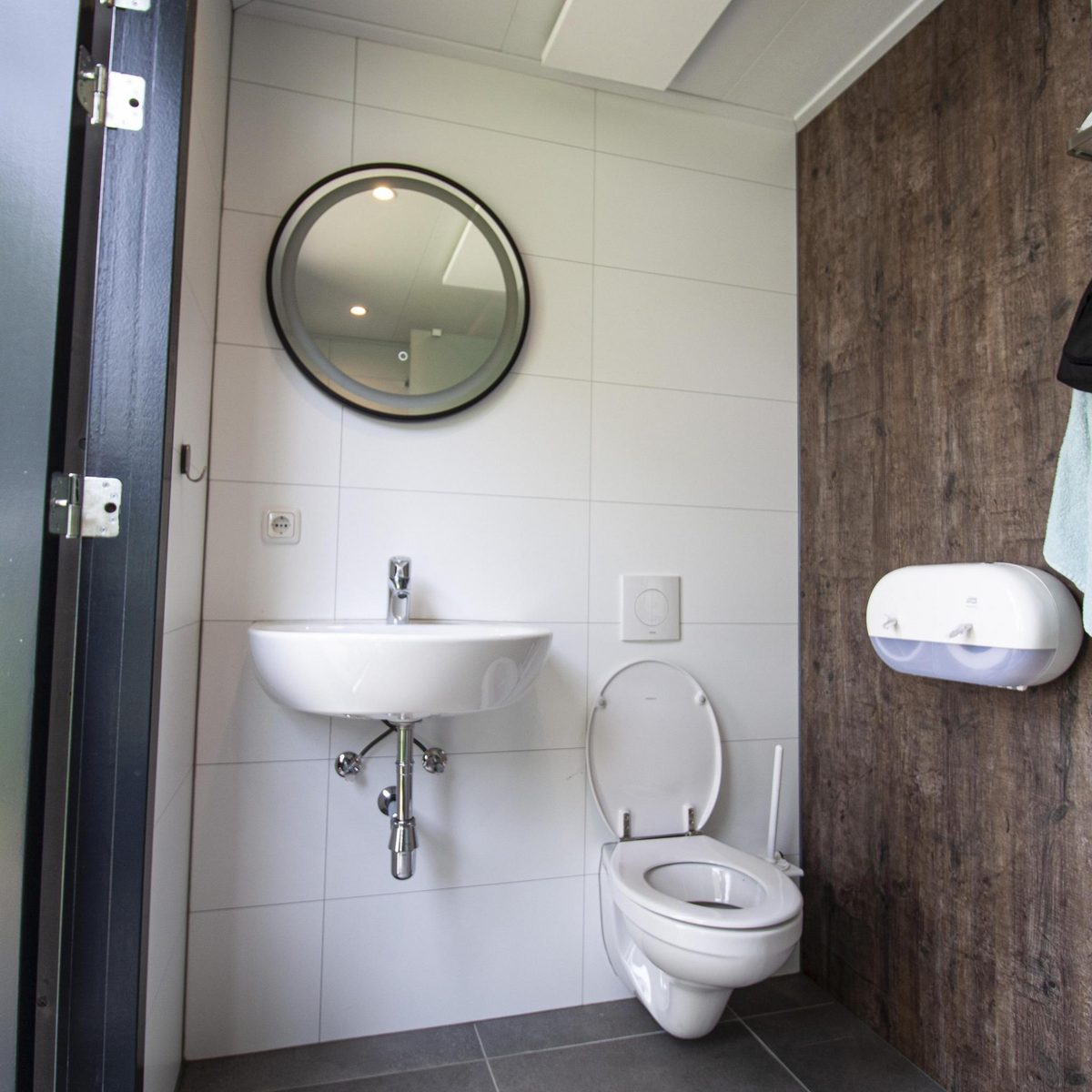 prive sanitair + bijkeuken met koelkast, oven, magnetron
